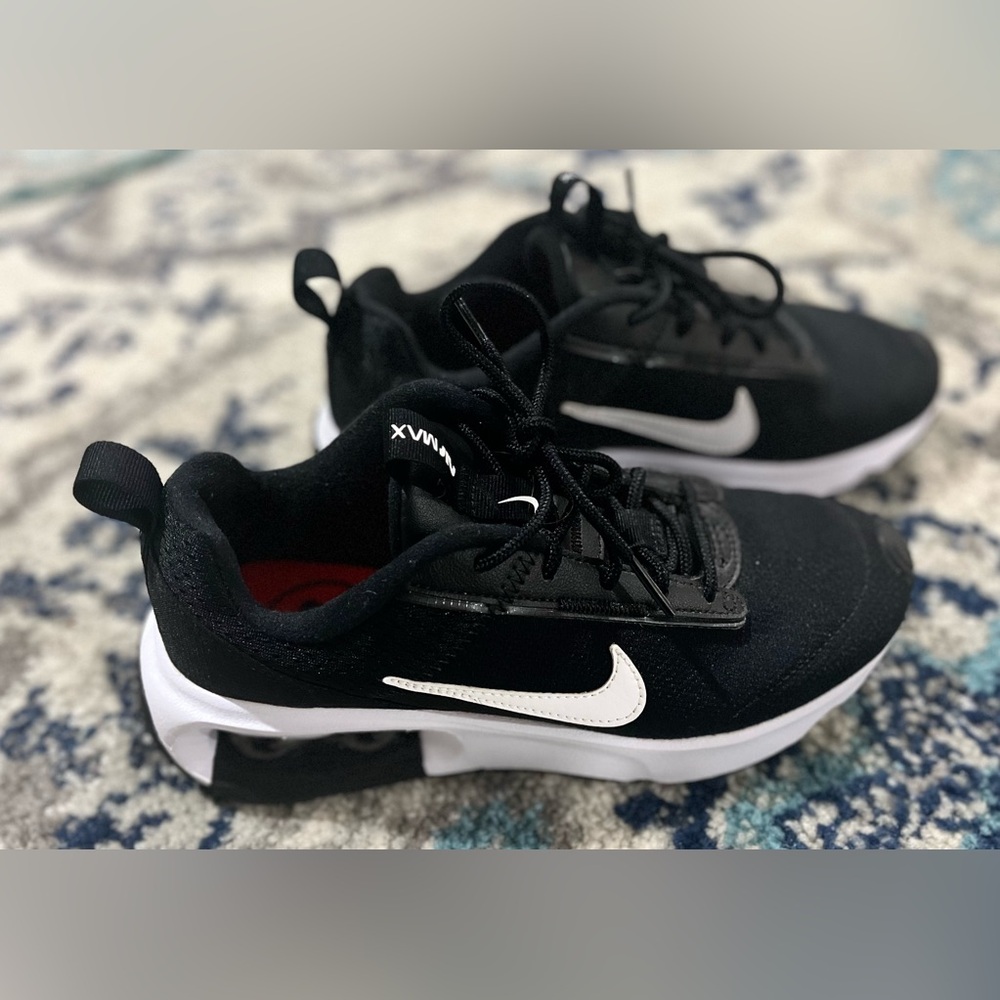 Women’s Nike Air Max size 5.5 in great used condition black and white in color